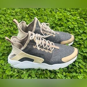 Nike Air Woman’s Huarache Run Ultra SE Gold Orewood Brown Blur Size 9 Shoes